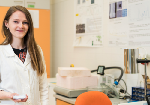 The future of implantation lies in bioceramics. Student Lucie Pejchalová also participates in the research