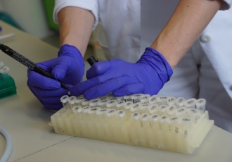 Práce v laboratoři vyžaduje analýzu velkého množství vzorků.JPG